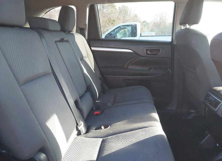 Photo 8 of 2016 Toyota Highlander LE (VIN 5TDZARFH9GS018591)