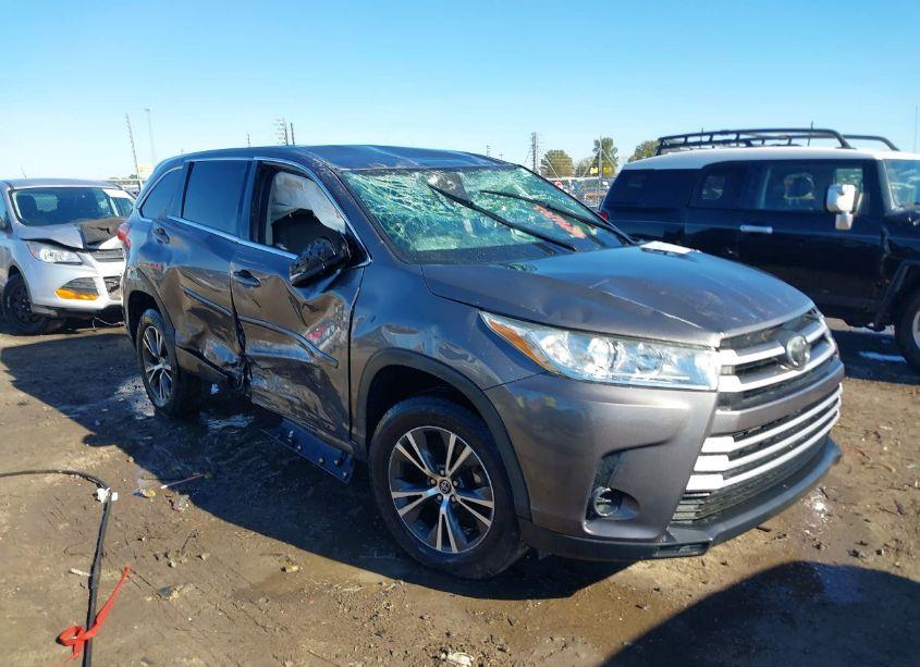 2017 Toyota Highlander LE (VIN 5TDZARFH9HS028412) main photo