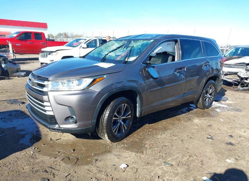 Photo 2 of 2017 Toyota Highlander LE (VIN 5TDZARFH9HS028412)