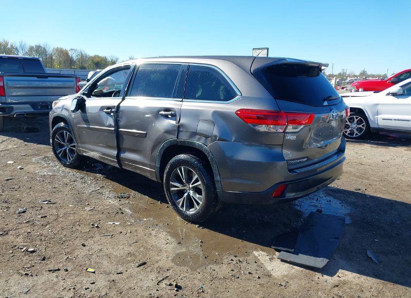 Photo 3 of 2017 Toyota Highlander LE (VIN 5TDZARFH9HS028412)