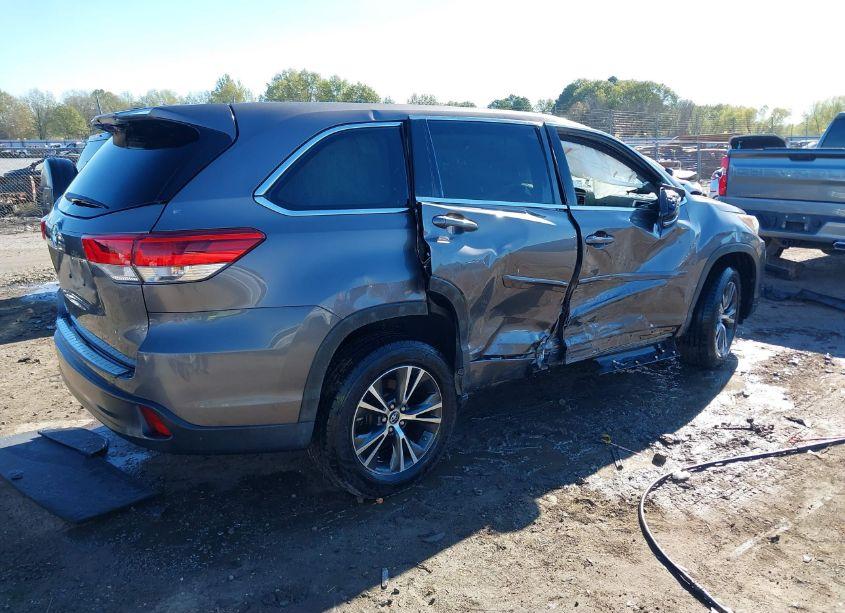 Photo 4 of 2017 Toyota Highlander LE (VIN 5TDZARFH9HS028412)