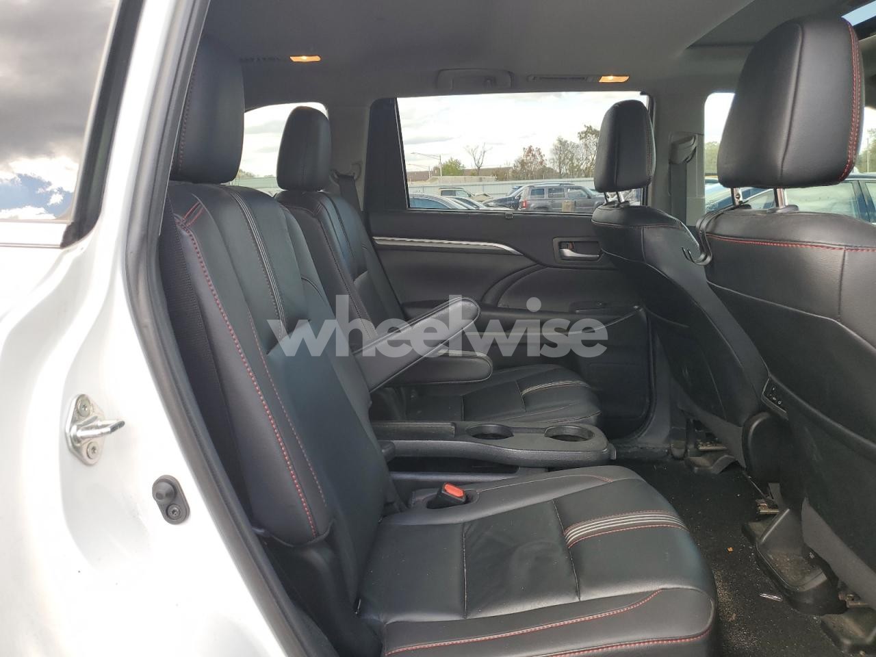 Photo 11 of 2019 TOYOTA HIGHLANDER SE N/A (VIN 5TDZARFH9JS041490)