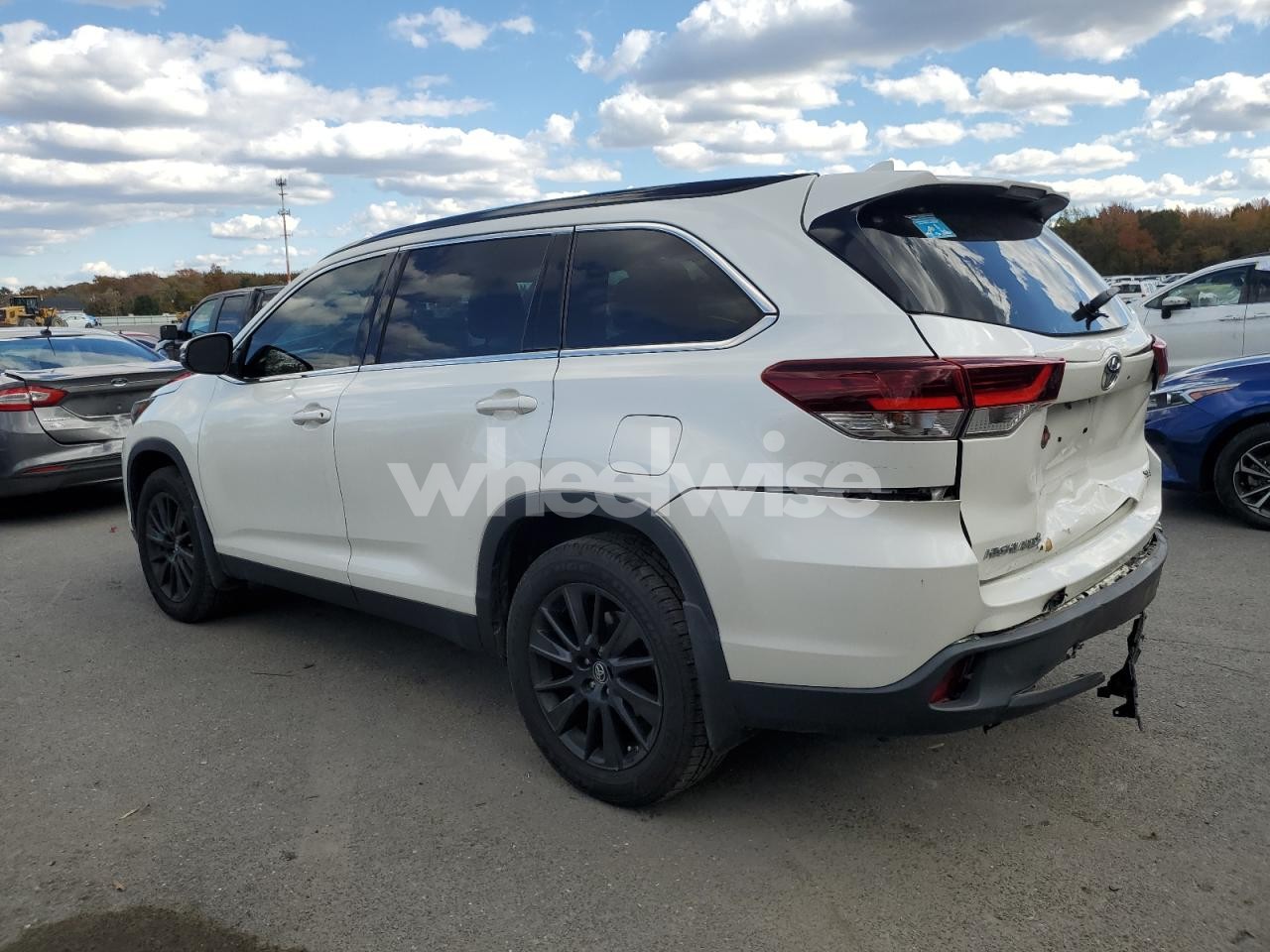 Photo 2 of 2019 TOYOTA HIGHLANDER SE N/A (VIN 5TDZARFH9JS041490)