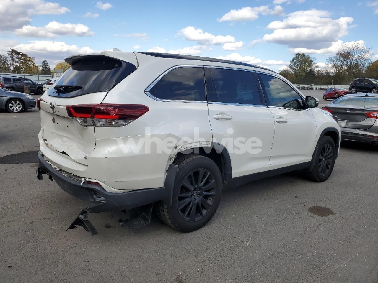 Photo 3 of 2019 TOYOTA HIGHLANDER SE N/A (VIN 5TDZARFH9JS041490)