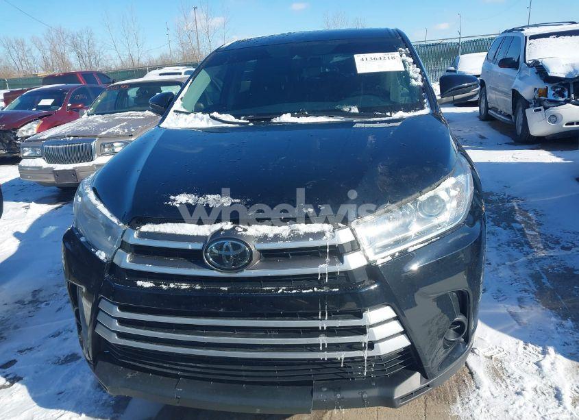 Photo 12 of 2019 Toyota Highlander LE (VIN 5TDZARFHXKS042195)