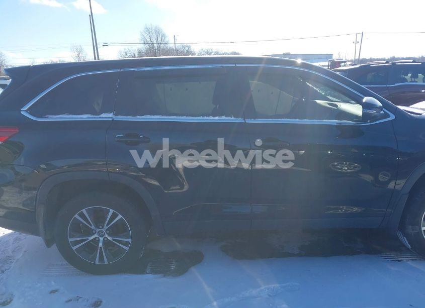 Photo 13 of 2019 Toyota Highlander LE (VIN 5TDZARFHXKS042195)