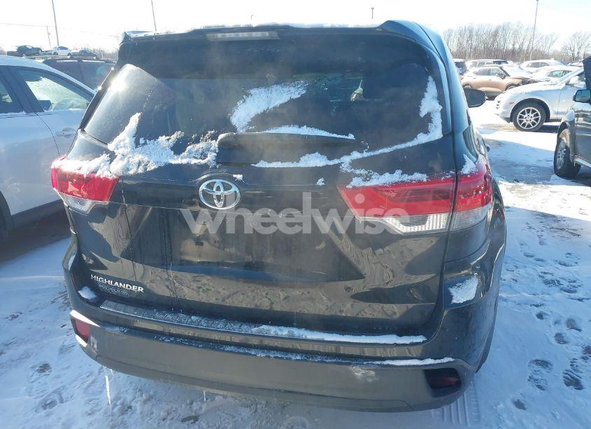 Photo 16 of 2019 Toyota Highlander LE (VIN 5TDZARFHXKS042195)