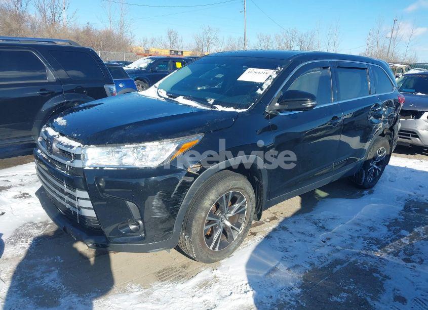 Photo 2 of 2019 Toyota Highlander LE (VIN 5TDZARFHXKS042195)