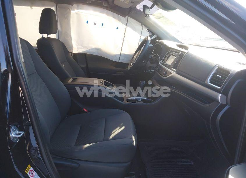 Photo 5 of 2019 Toyota Highlander LE (VIN 5TDZARFHXKS042195)