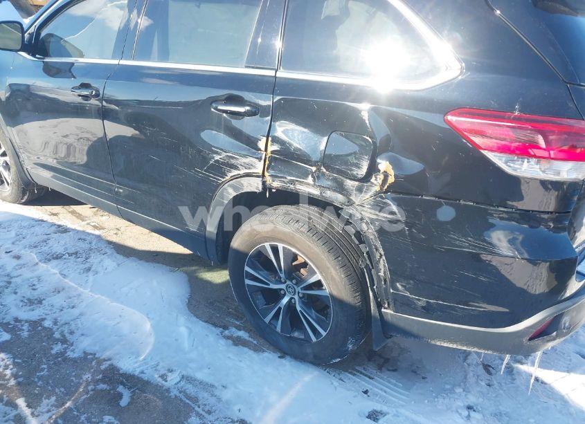 Photo 6 of 2019 Toyota Highlander LE (VIN 5TDZARFHXKS042195)