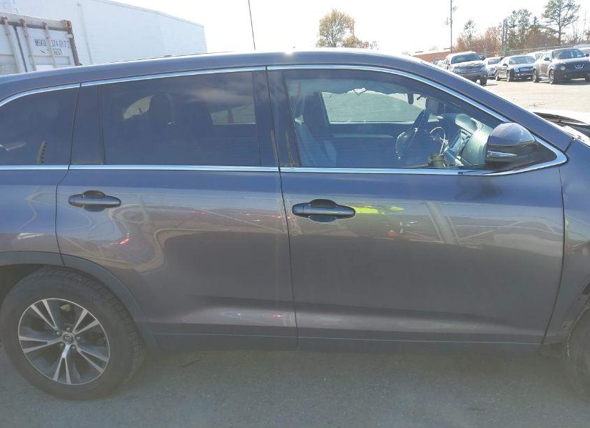 Photo 13 of 2019 Toyota Highlander LE (VIN 5TDZARFHXKS050183)