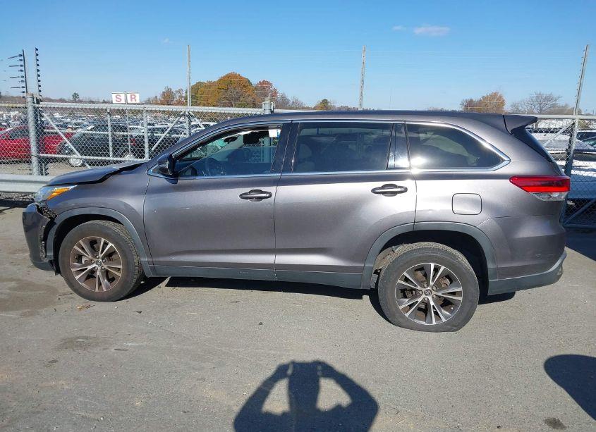 Photo 14 of 2019 Toyota Highlander LE (VIN 5TDZARFHXKS050183)