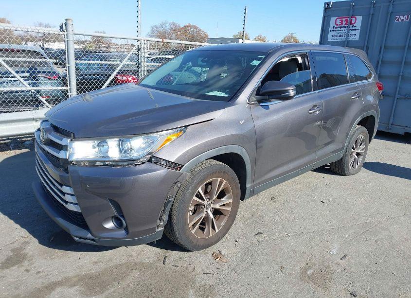 Photo 2 of 2019 Toyota Highlander LE (VIN 5TDZARFHXKS050183)
