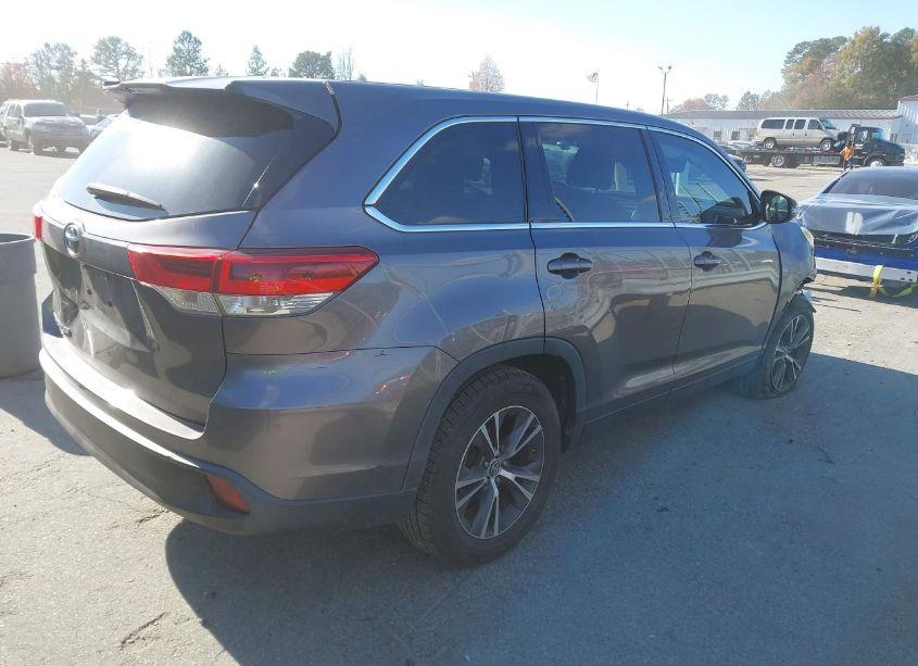 Photo 4 of 2019 Toyota Highlander LE (VIN 5TDZARFHXKS050183)