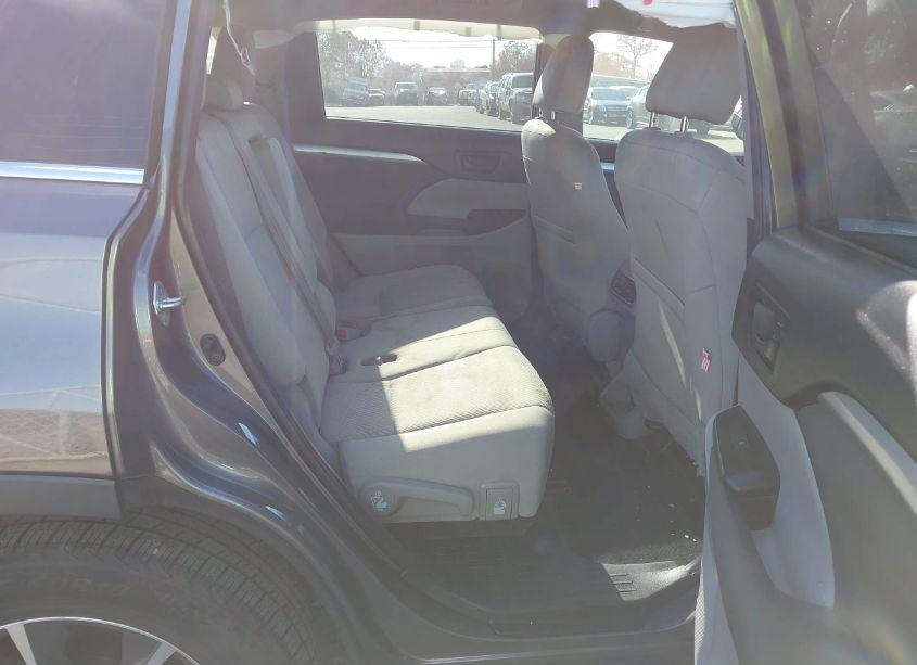 Photo 8 of 2019 Toyota Highlander LE (VIN 5TDZARFHXKS050183)