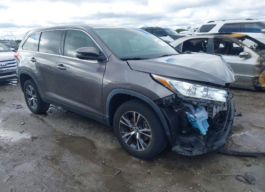 2019 Toyota Highlander LE (VIN 5TDZARFHXKS056100) main photo