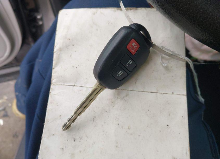 Photo 11 of 2019 Toyota Highlander LE (VIN 5TDZARFHXKS056100)