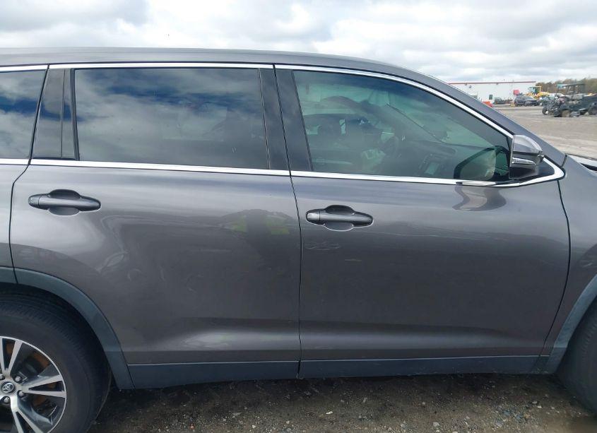 Photo 14 of 2019 Toyota Highlander LE (VIN 5TDZARFHXKS056100)