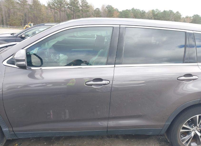 Photo 15 of 2019 Toyota Highlander LE (VIN 5TDZARFHXKS056100)