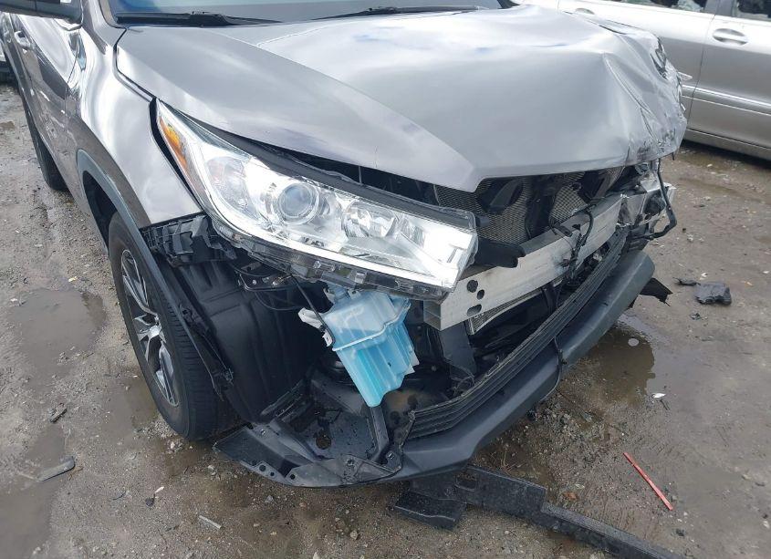 Photo 18 of 2019 Toyota Highlander LE (VIN 5TDZARFHXKS056100)