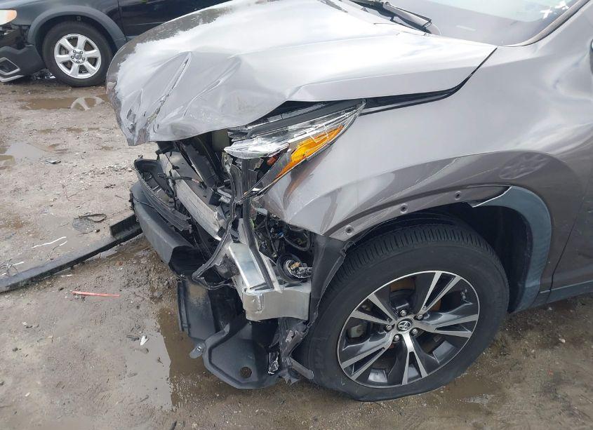 Photo 19 of 2019 Toyota Highlander LE (VIN 5TDZARFHXKS056100)