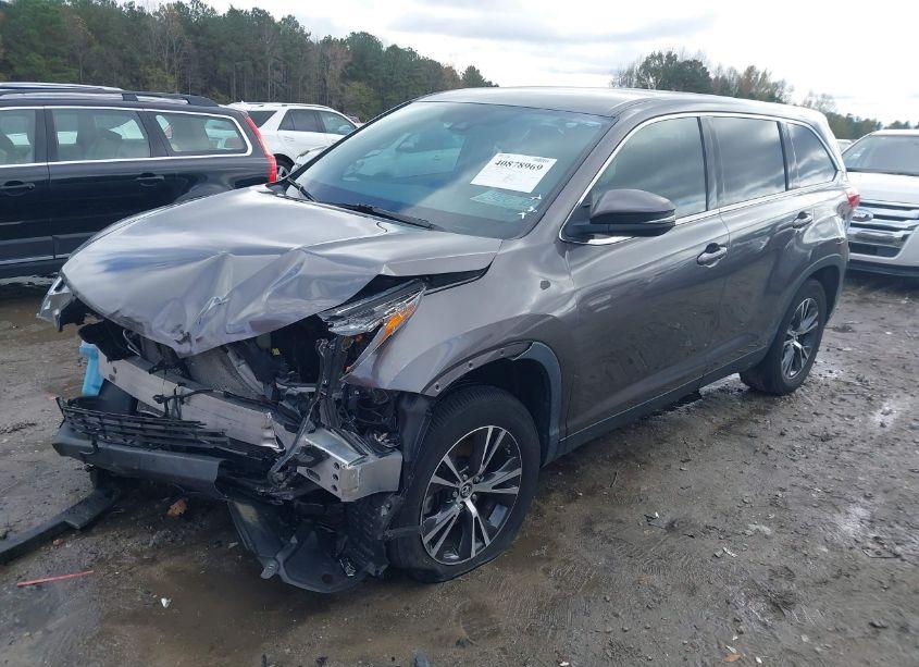 Photo 2 of 2019 Toyota Highlander LE (VIN 5TDZARFHXKS056100)