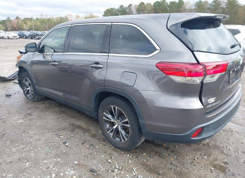 Photo 3 of 2019 Toyota Highlander LE (VIN 5TDZARFHXKS056100)
