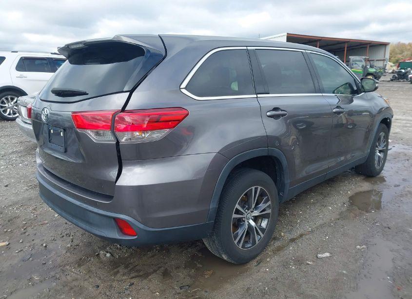 Photo 4 of 2019 Toyota Highlander LE (VIN 5TDZARFHXKS056100)
