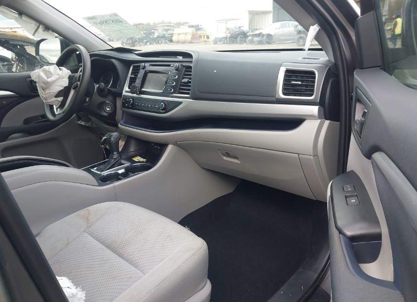 Photo 5 of 2019 Toyota Highlander LE (VIN 5TDZARFHXKS056100)