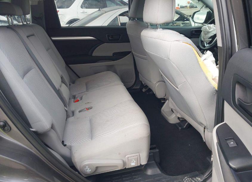 Photo 8 of 2019 Toyota Highlander LE (VIN 5TDZARFHXKS056100)