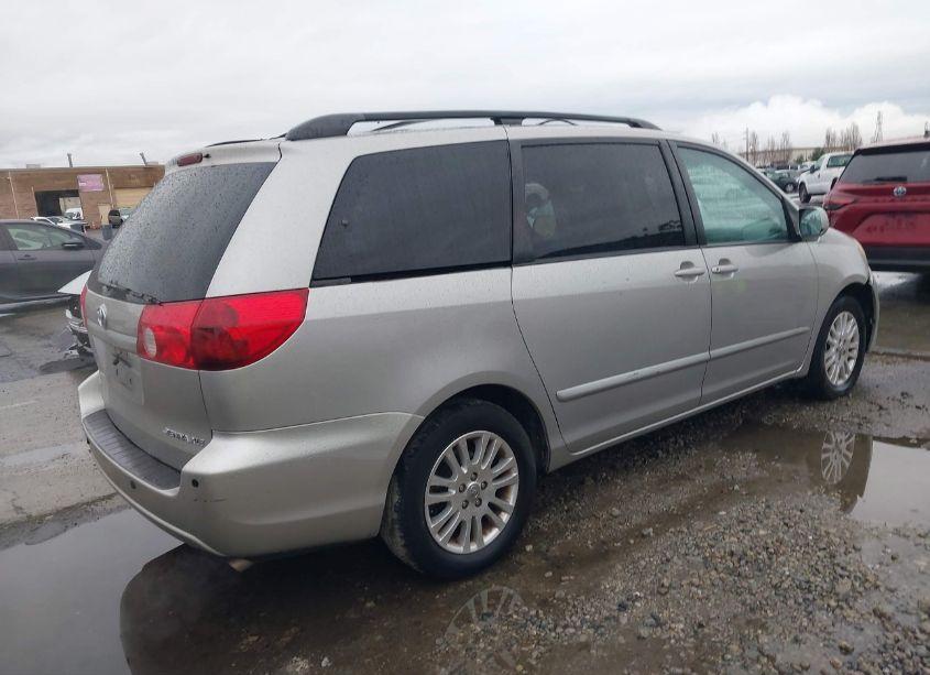 Photo 4 of 2007 Toyota Sienna XLE (VIN 5TDZK22C07S041840)
