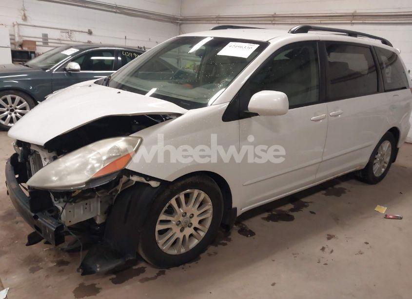 Photo 2 of 2008 Toyota Sienna XLE (VIN 5TDZK22C08S132382)
