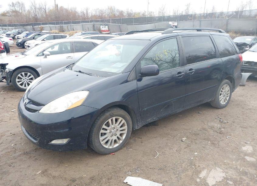 Photo 2 of 2007 Toyota Sienna XLE (VIN 5TDZK22C17S092456)