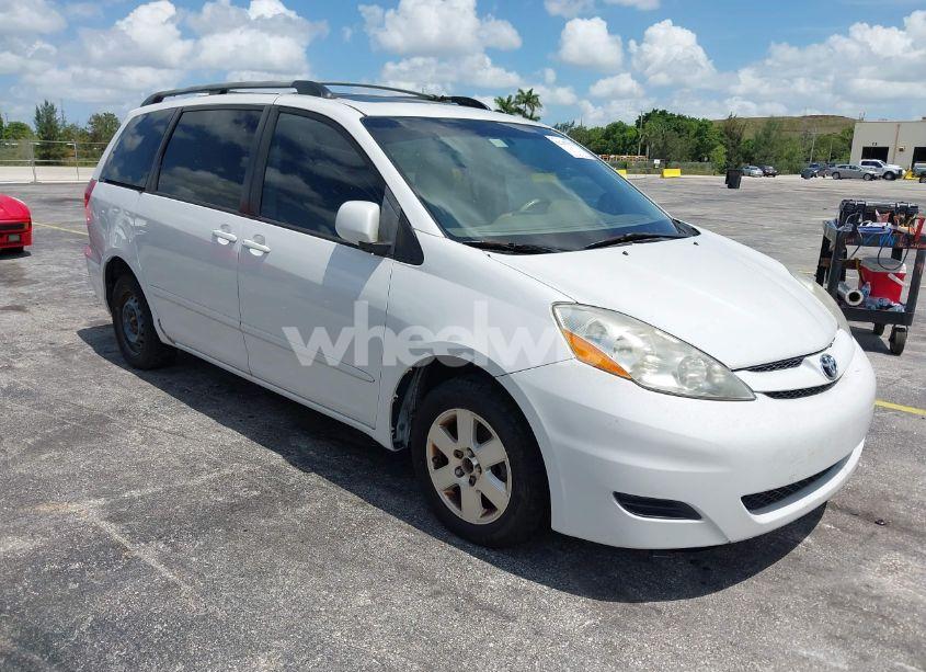 2008 Toyota Sienna XLE (VIN 5TDZK22C18S153368) main photo