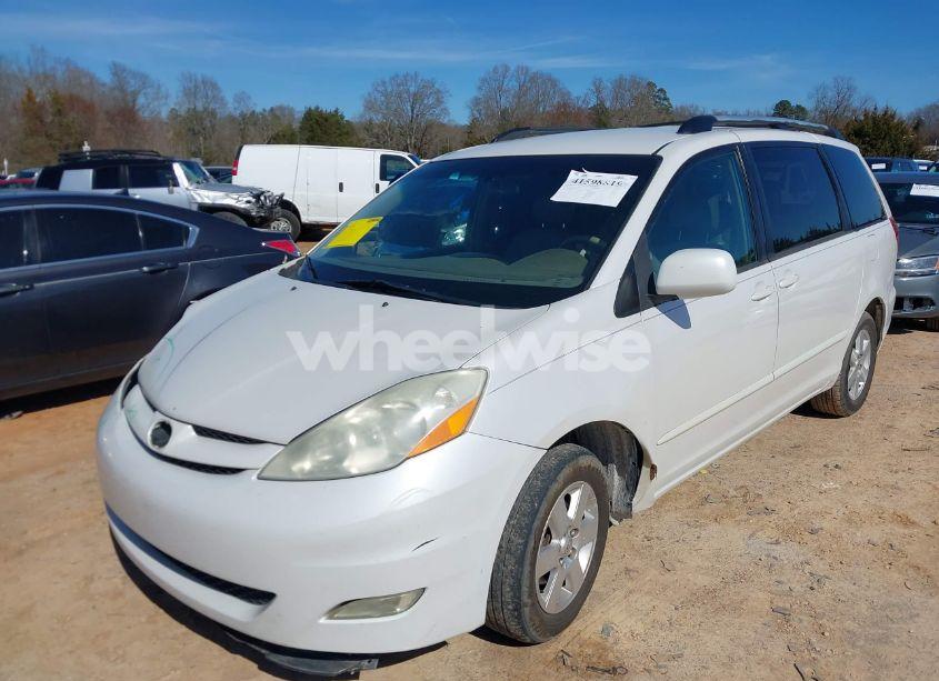 Photo 2 of 2008 Toyota Sienna XLE (VIN 5TDZK22C18S213553)