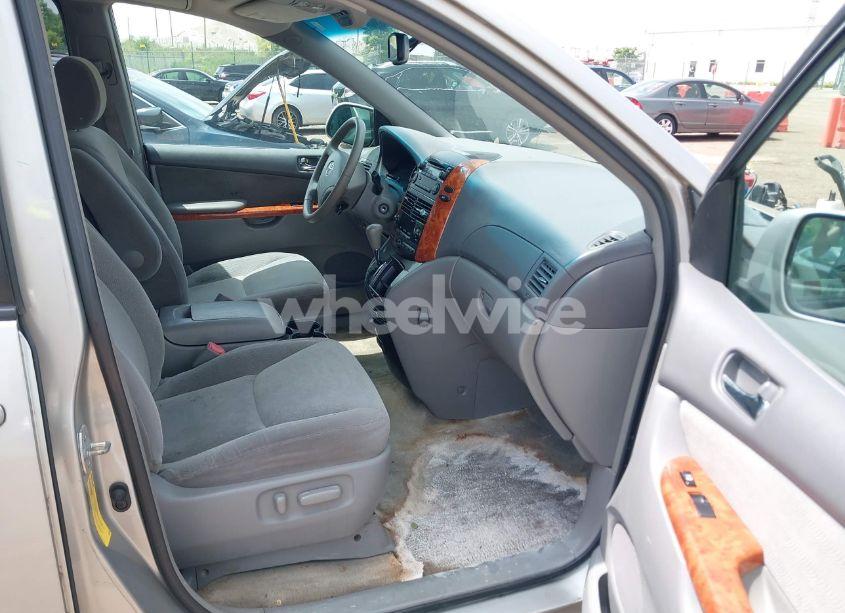 Photo 5 of 2007 Toyota Sienna XLE (VIN 5TDZK22C27S043234)