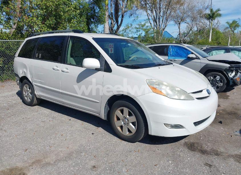 2007 Toyota Sienna XLE (VIN 5TDZK22C27S056453) main photo