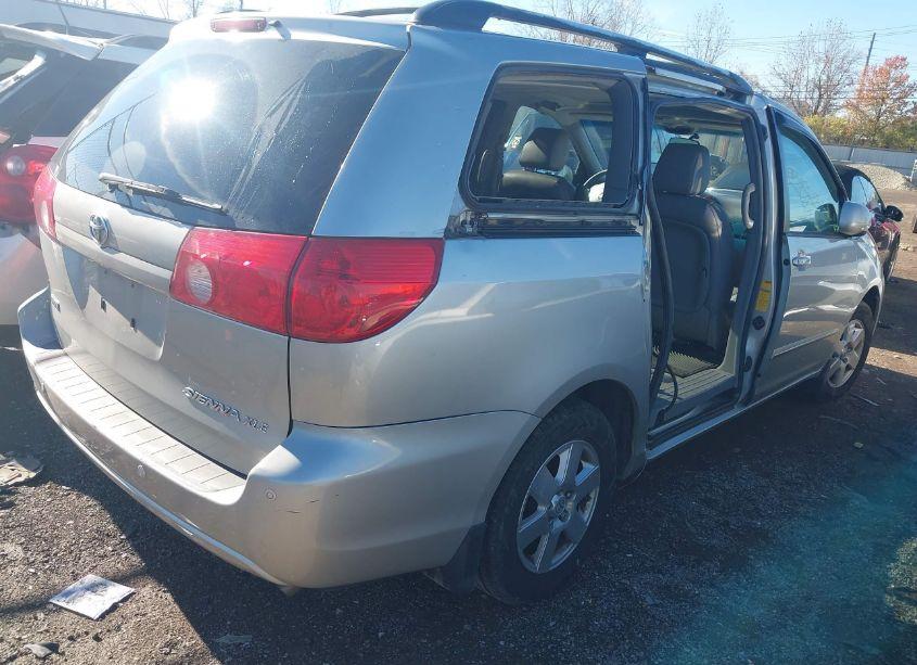 Photo 4 of 2009 Toyota Sienna XLE (VIN 5TDZK22C49S230249)