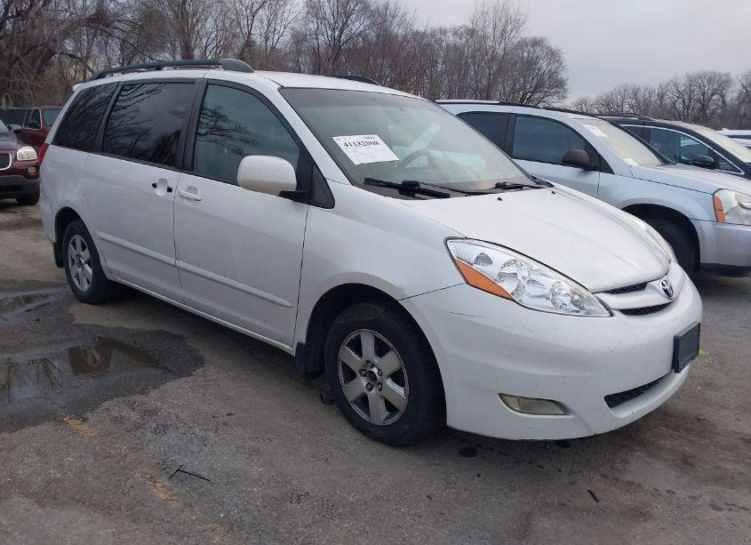 2007 Toyota Sienna XLE (VIN 5TDZK22C57S075868) main photo