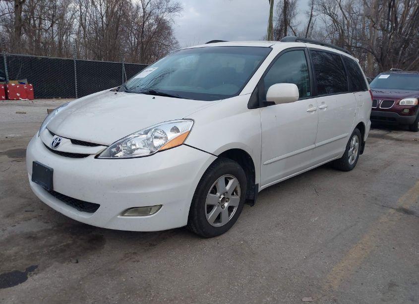 Photo 2 of 2007 Toyota Sienna XLE (VIN 5TDZK22C57S075868)