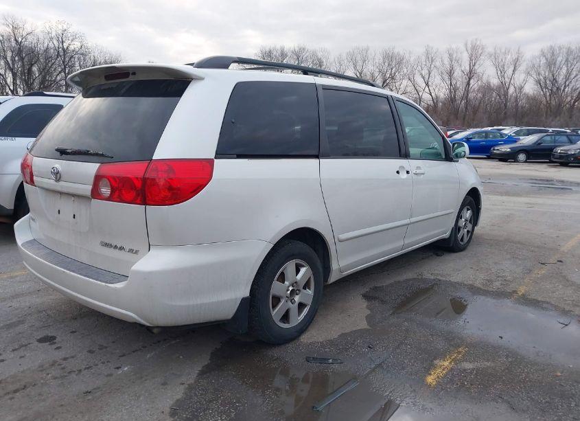 Photo 4 of 2007 Toyota Sienna XLE (VIN 5TDZK22C57S075868)