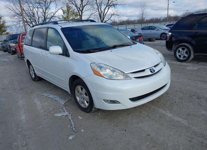 2007 Toyota Sienna XLE (VIN 5TDZK22C77S071952) main photo