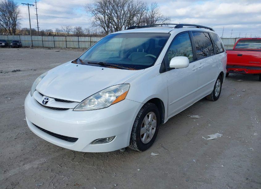 Photo 2 of 2007 Toyota Sienna XLE (VIN 5TDZK22C77S071952)