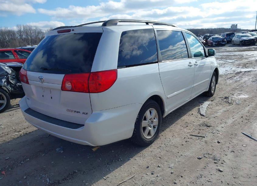 Photo 4 of 2007 Toyota Sienna XLE (VIN 5TDZK22C77S071952)