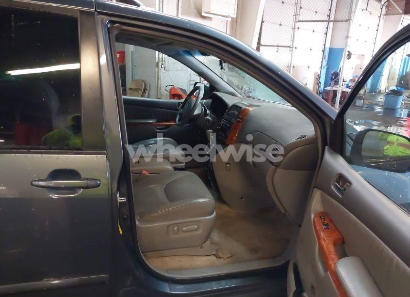 Photo 5 of 2007 Toyota Sienna XLE (VIN 5TDZK22CX7S083044)