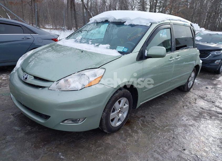 Photo 2 of 2009 Toyota Sienna XLE (VIN 5TDZK22CX9S281657)
