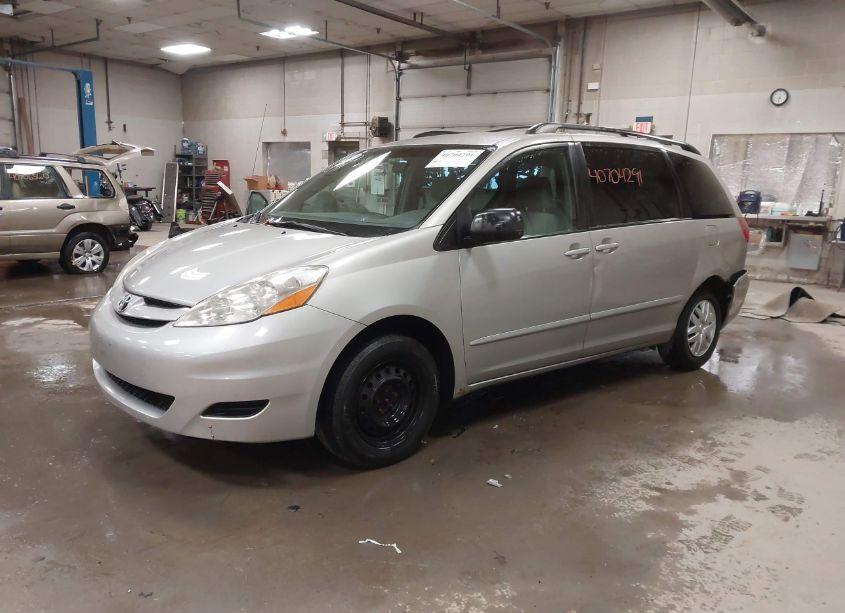 Photo 2 of 2007 Toyota Sienna LE (VIN 5TDZK23C07S035860)
