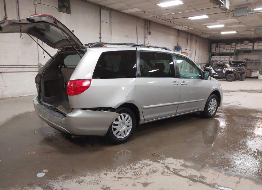 Photo 4 of 2007 Toyota Sienna LE (VIN 5TDZK23C07S035860)