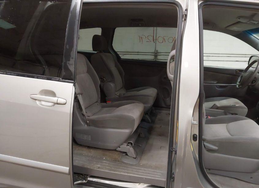 Photo 8 of 2007 Toyota Sienna LE (VIN 5TDZK23C07S035860)