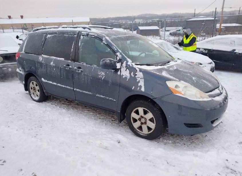 2009 Toyota Sienna LE (VIN 5TDZK23C09S226505) main photo